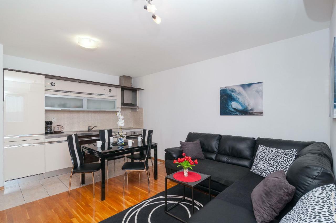 Apartments Beverly オミシュ エクステリア 写真